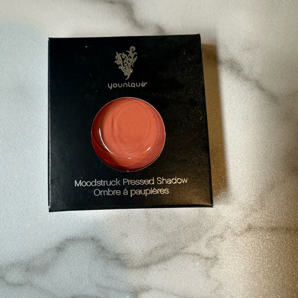 Younique Moodstruck pressed eye shadow in Lively